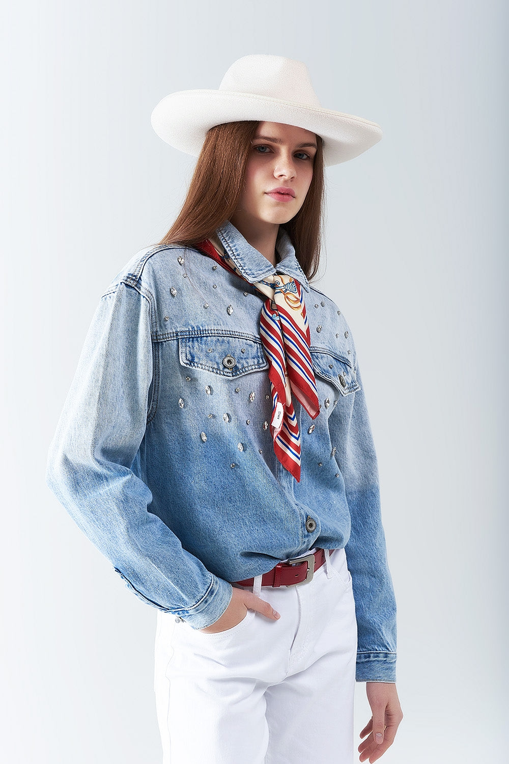 Sobrecamisa vaquera con bolsillos en el pecho y detalles bordados de strass Q2