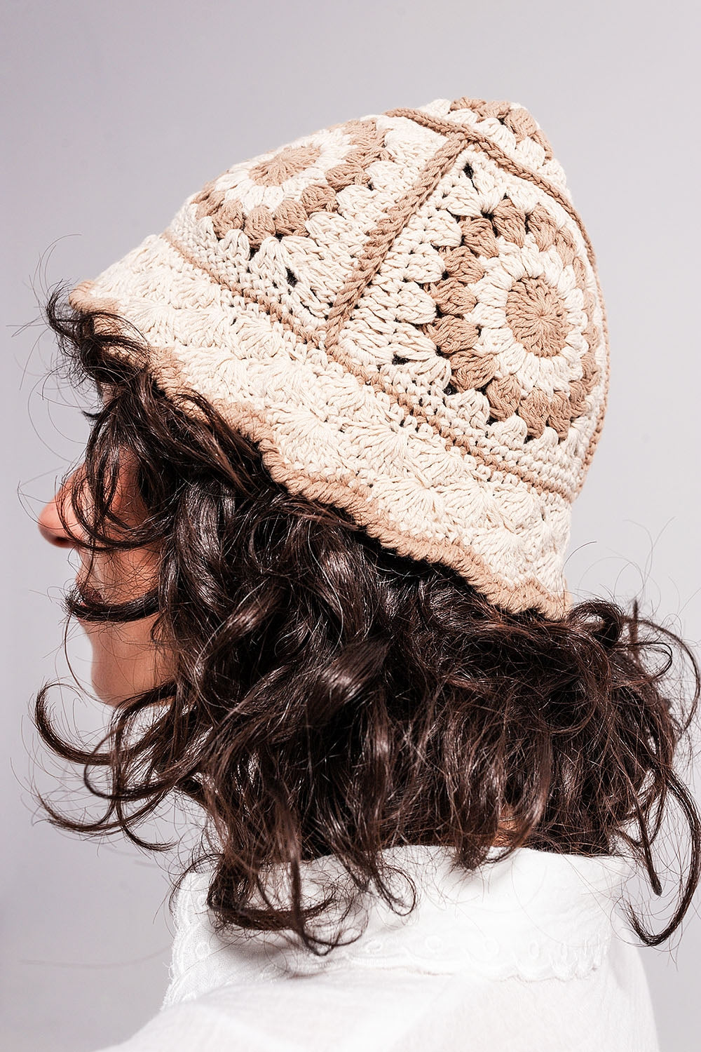 Sombrero de pescador beige con detalle de margarita de croché Q2