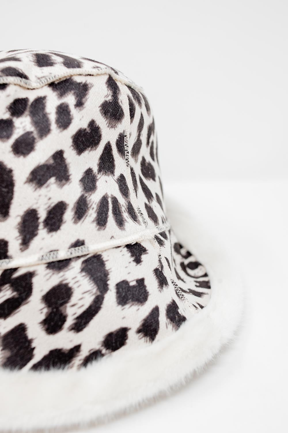Sombrero de pescador con estampado de leopardo reversible color crema Q2