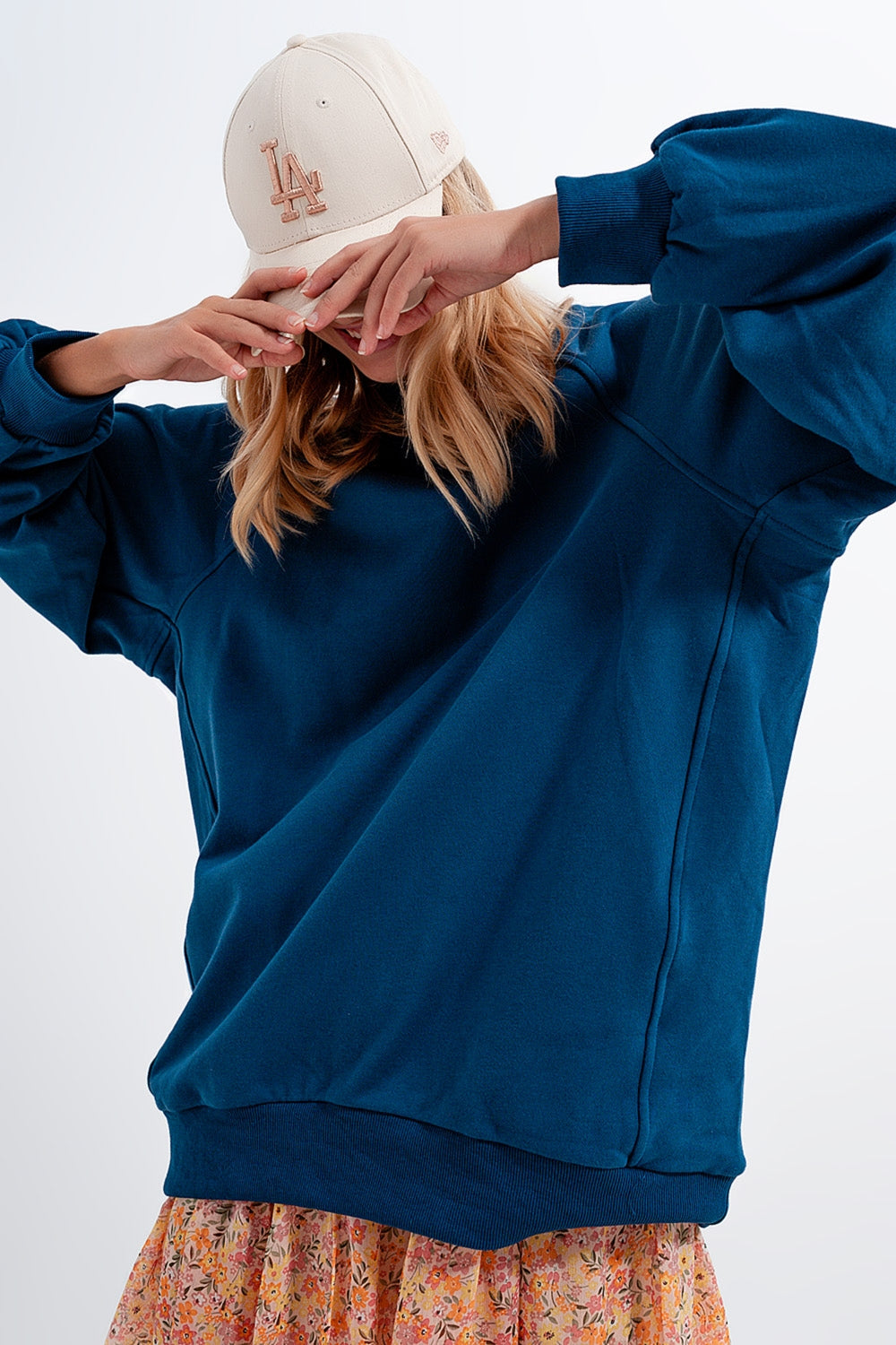 Sudadera azul extragrande con detalle de costuras Q2