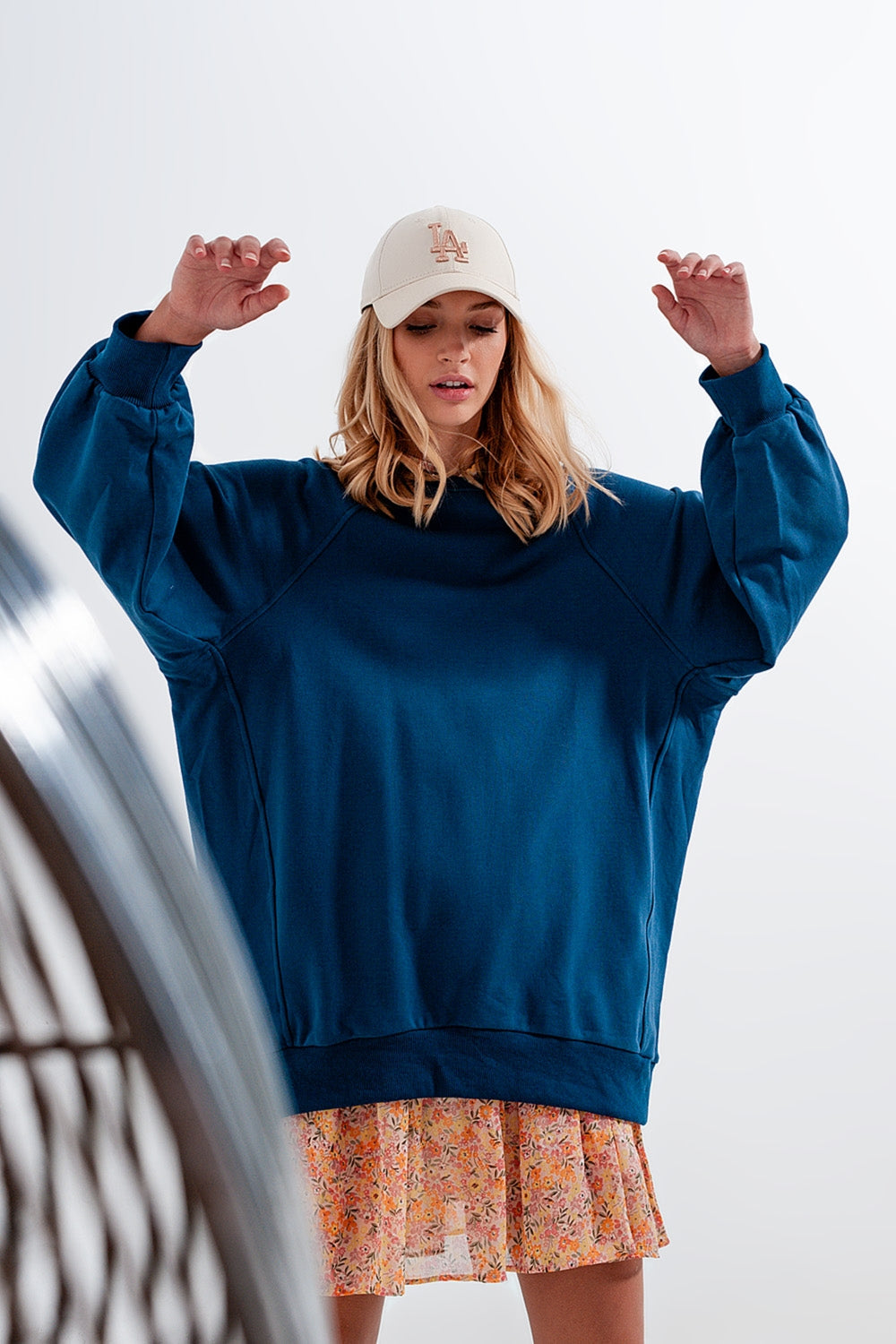 Sudadera azul extragrande con detalle de costuras Q2