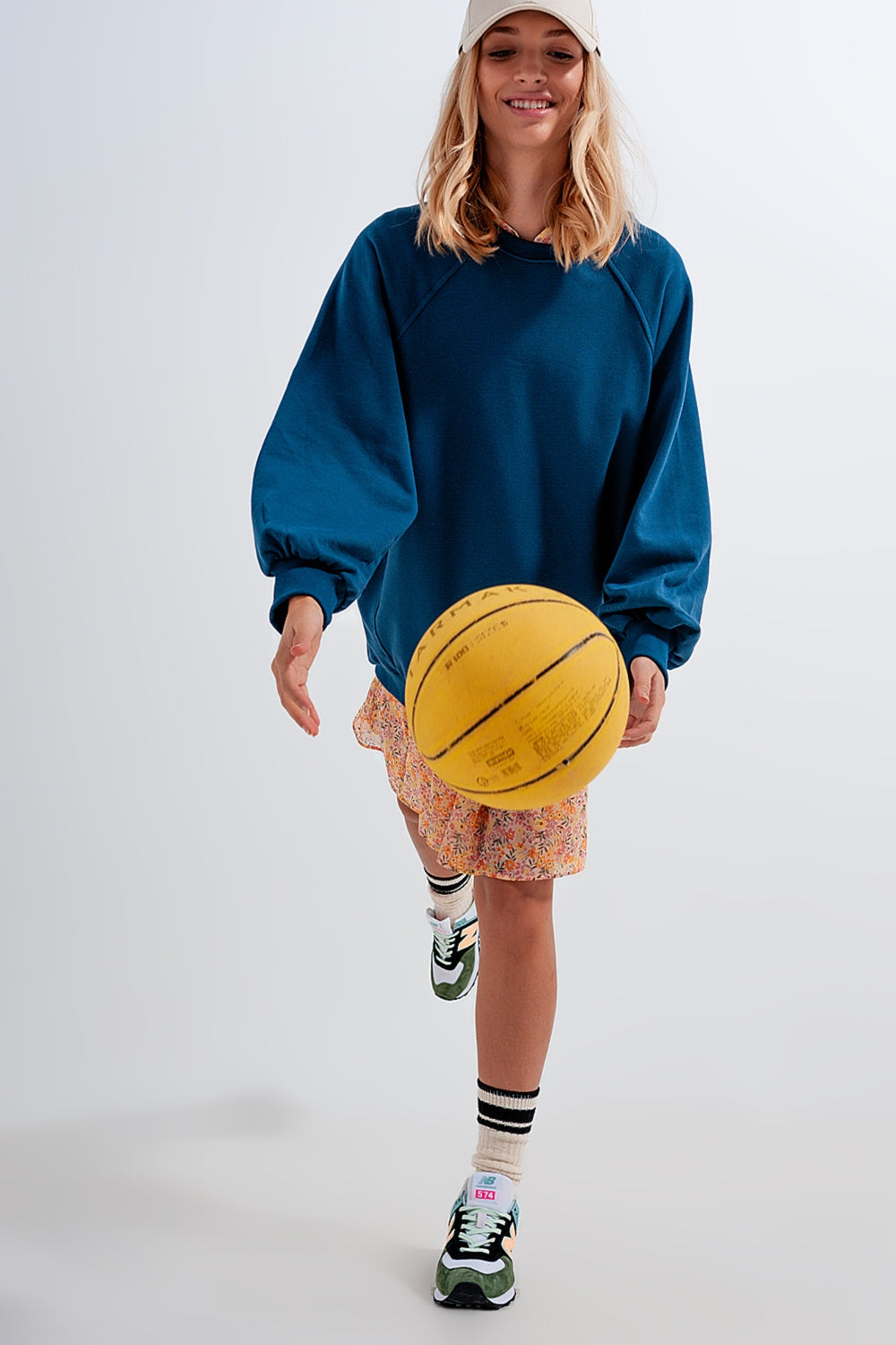 Sudadera azul extragrande con detalle de costuras Q2