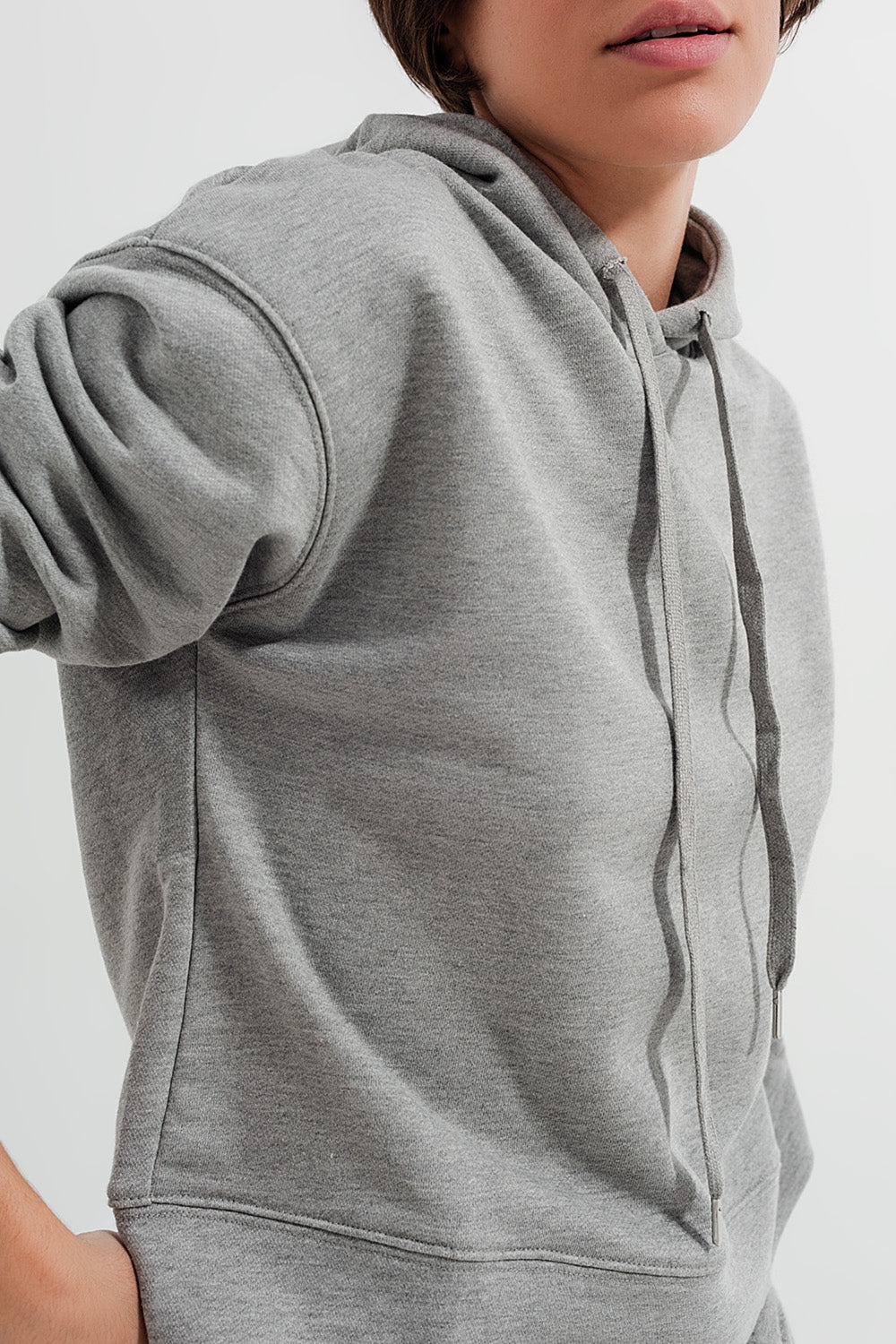 Sudadera basica gris con capucha y cordones Q2