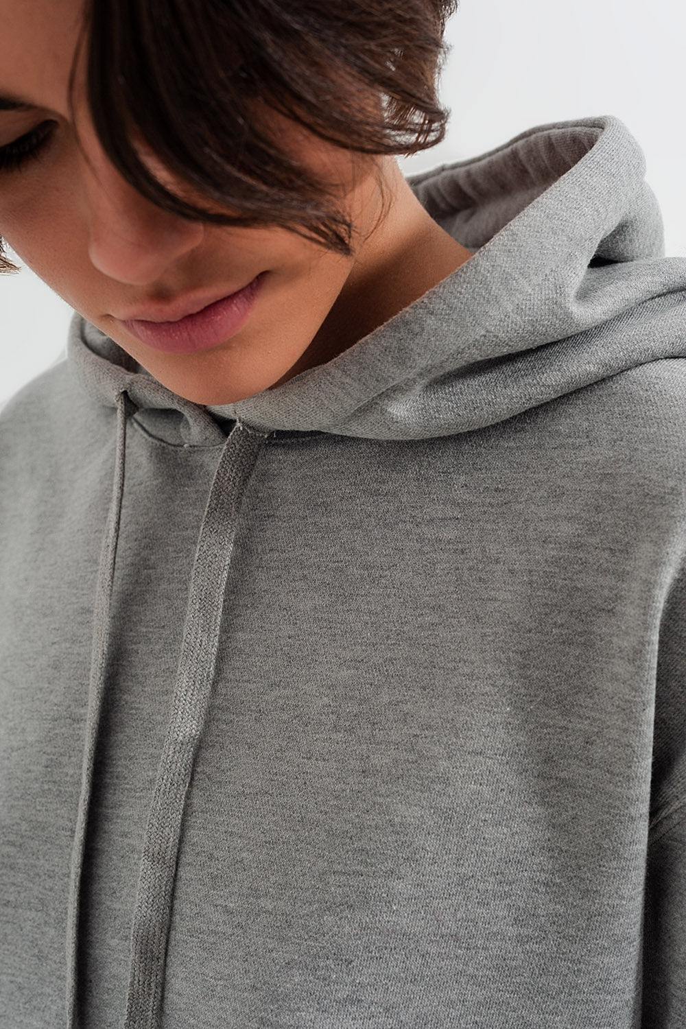 Sudadera basica gris con capucha y cordones Q2