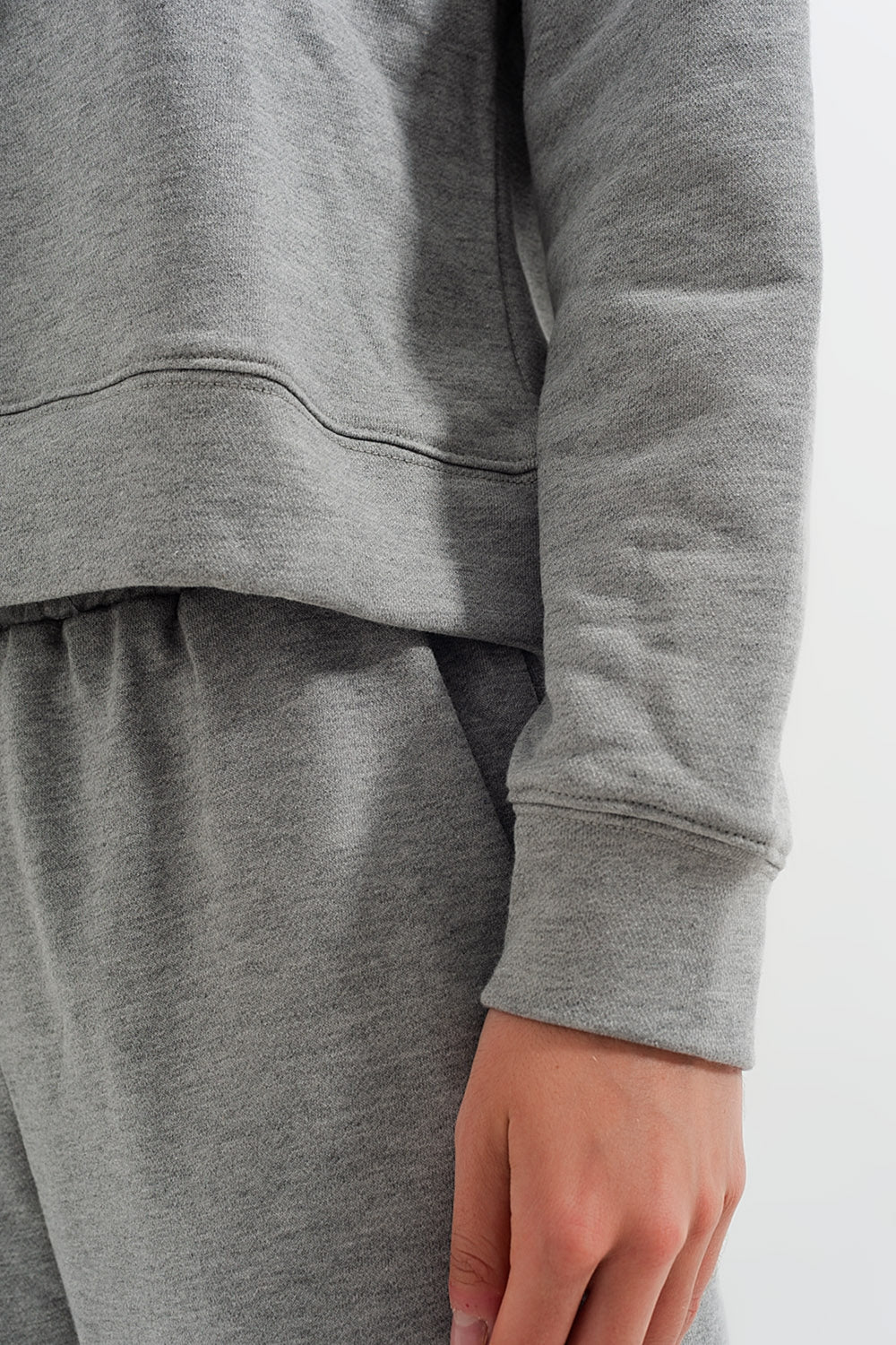 Sudadera basica gris con capucha y cordones Q2