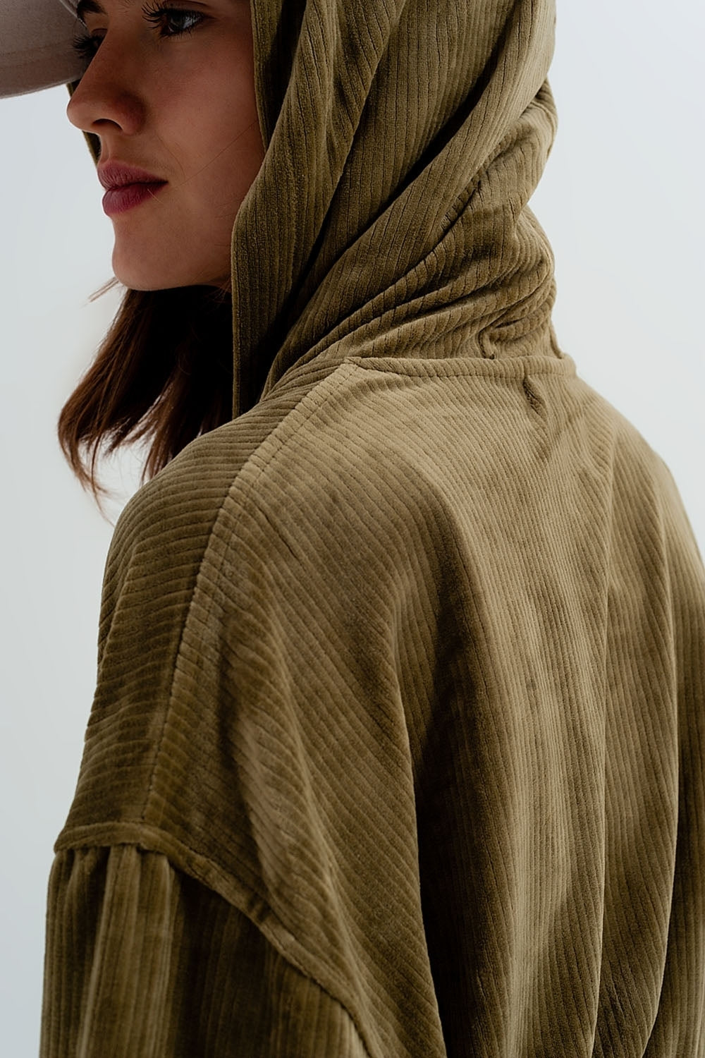 Sudadera con capucha y cremallera en verde Q2