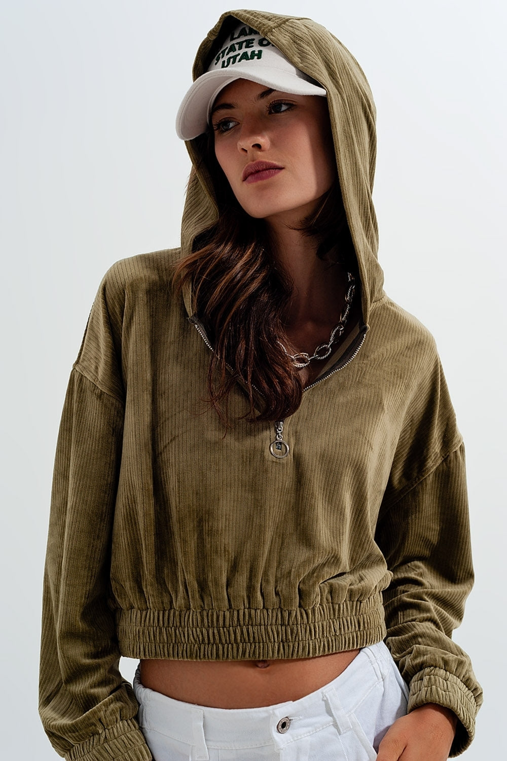 Sudadera con capucha y cremallera en verde Q2