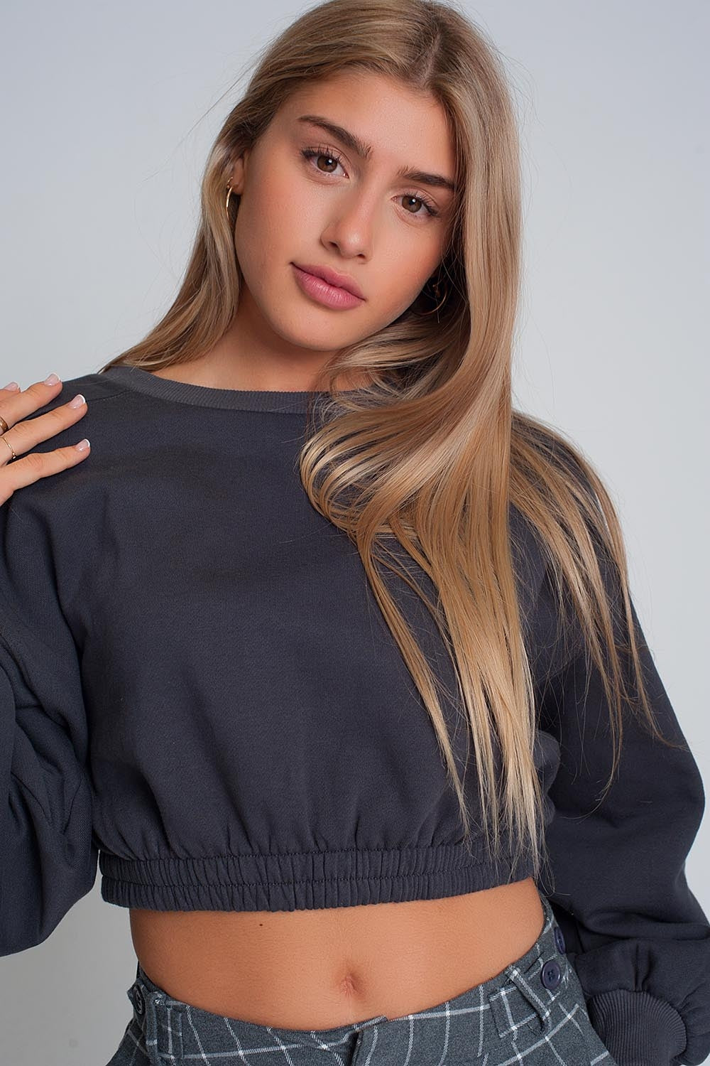 Sudadera corta deportiva en gris oscuro Q2