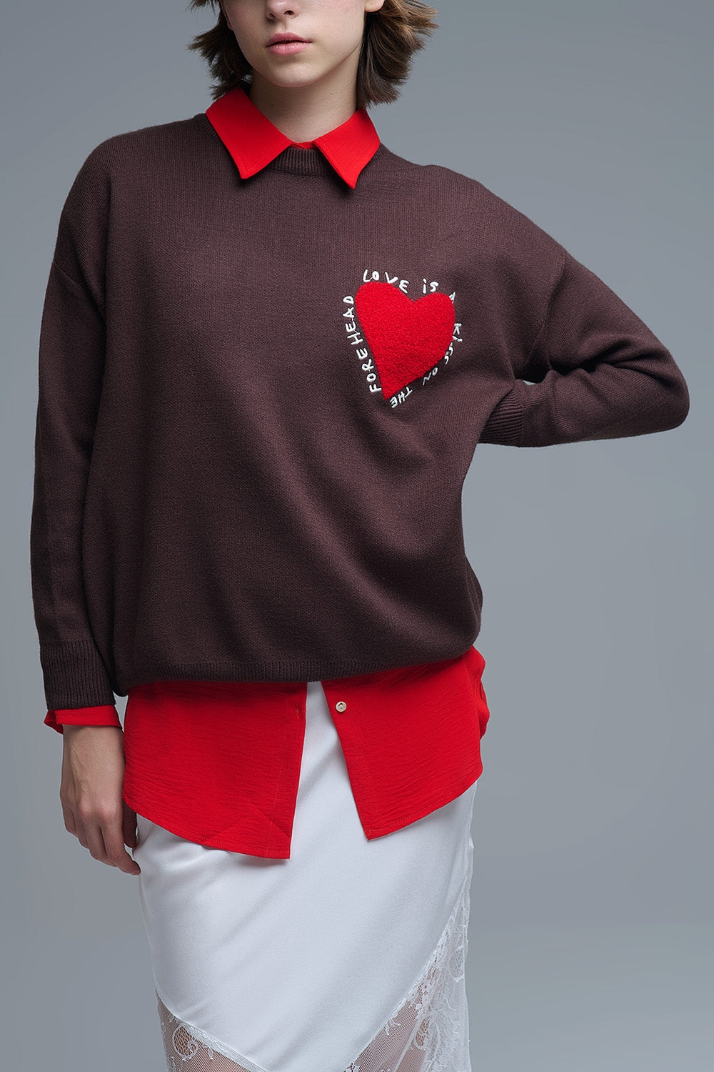 Sudadera de punto Corazón Bordado con Texto en Marrón Q2