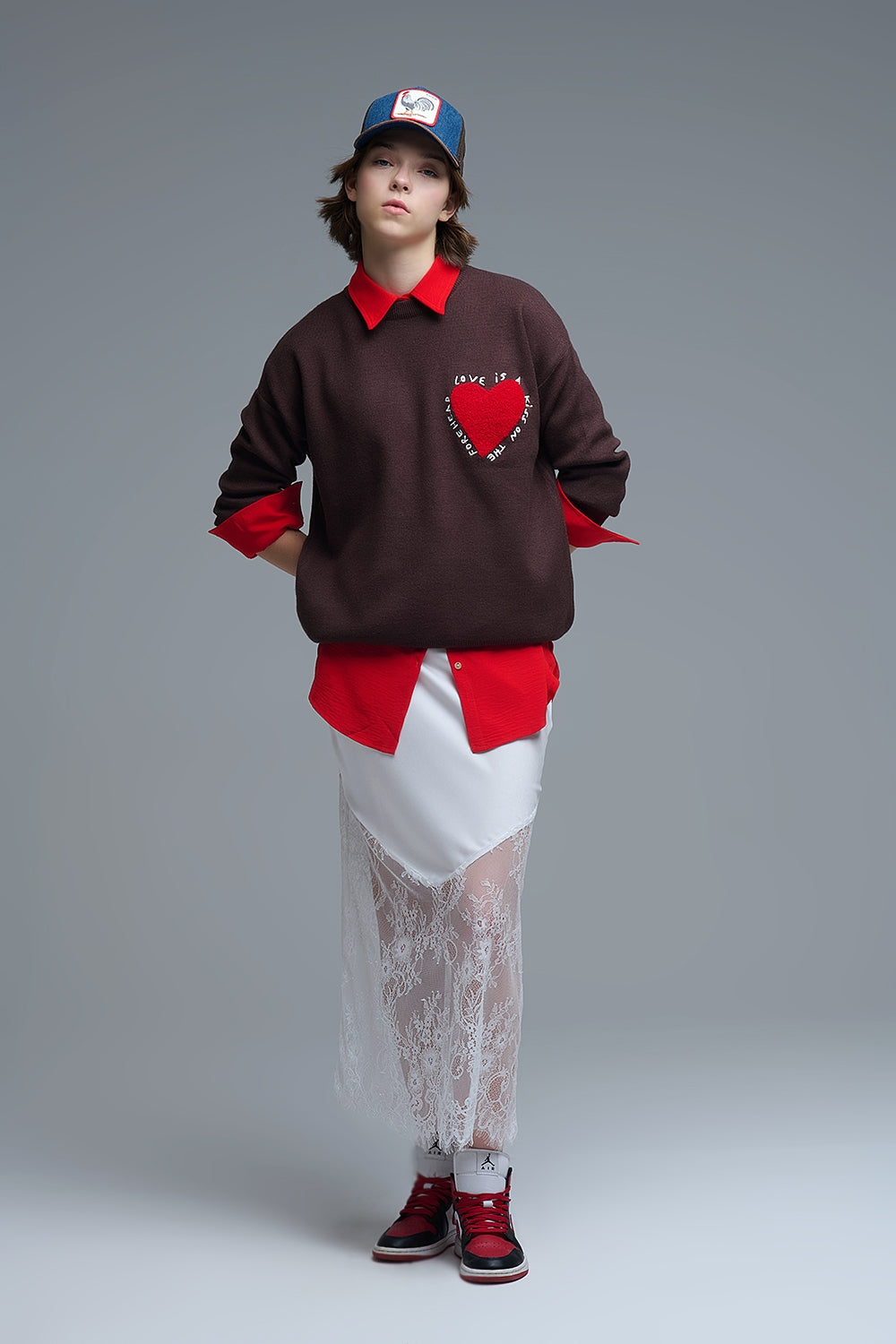Sudadera de punto Corazón Bordado con Texto en Marrón Q2