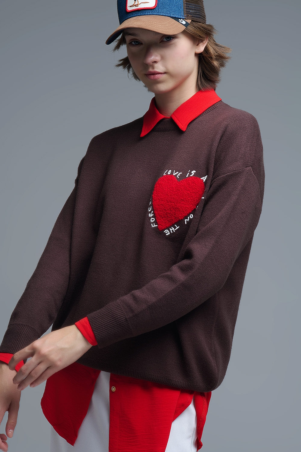 Sudadera de punto Corazón Bordado con Texto en Marrón Q2