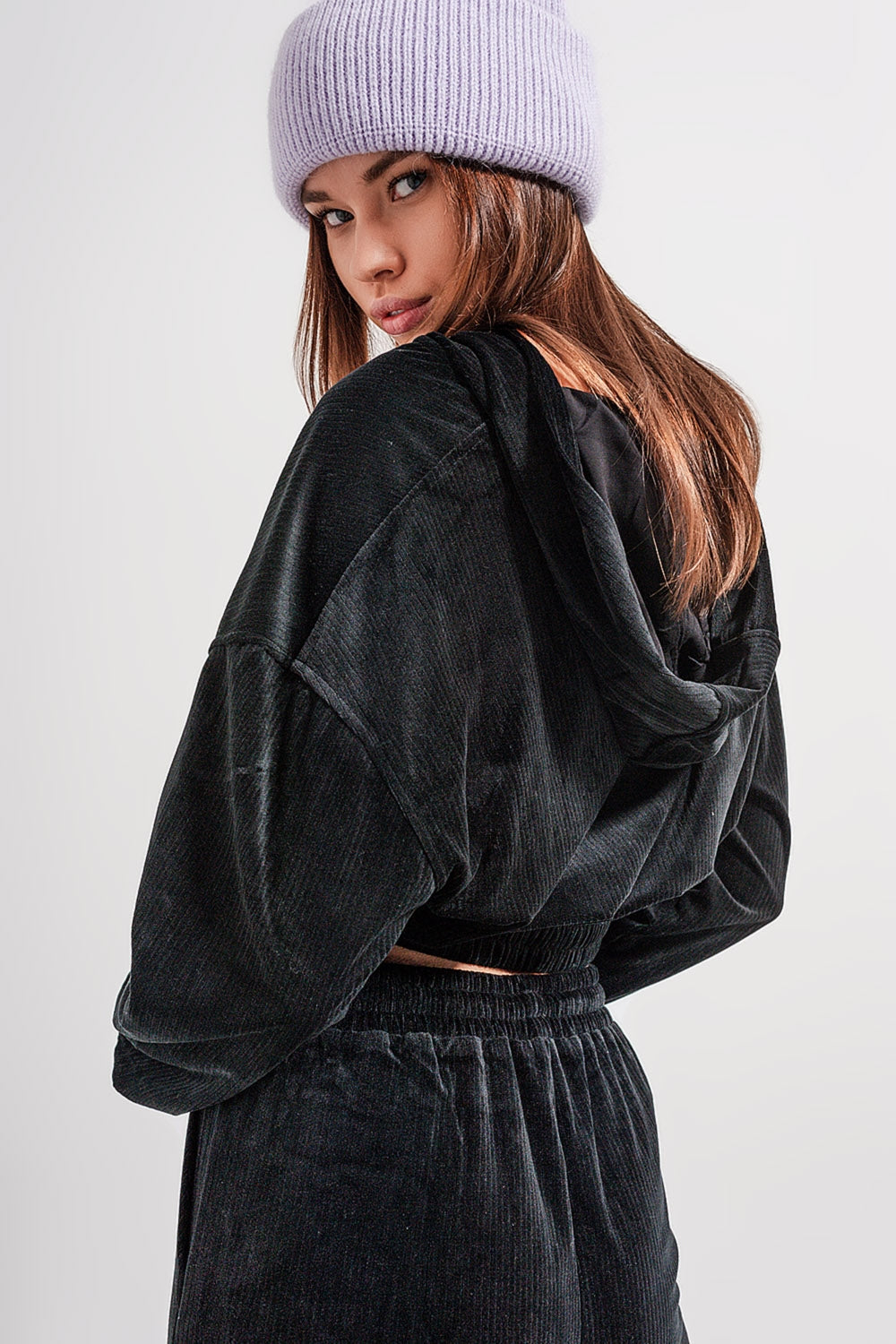 Sudadera negra con capucha y cremallera Q2