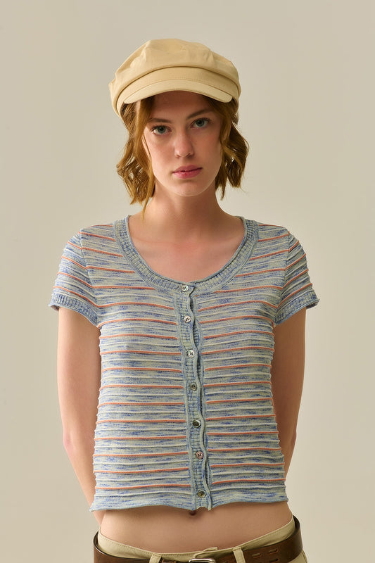 Q2 Suéter abotonado en azul con rayas naranjas