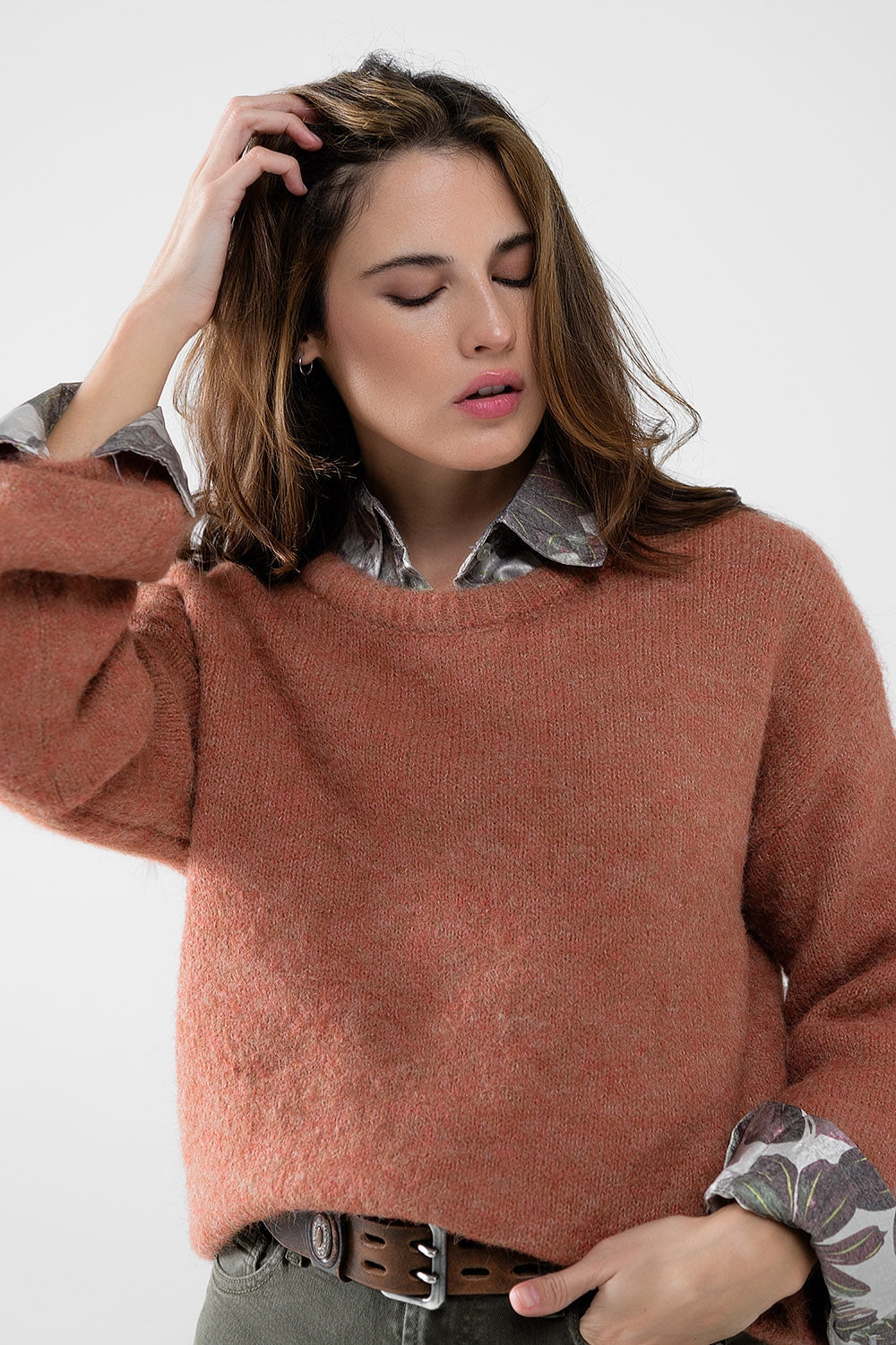 Suéter acogedor con mangas abullonadas en color camel Q2