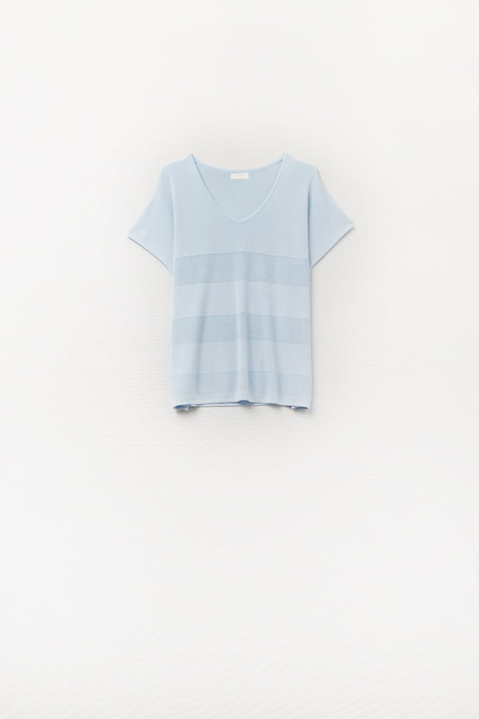 Q2 Suéter azul bebé con cuello en V y detalle de tejido abierto