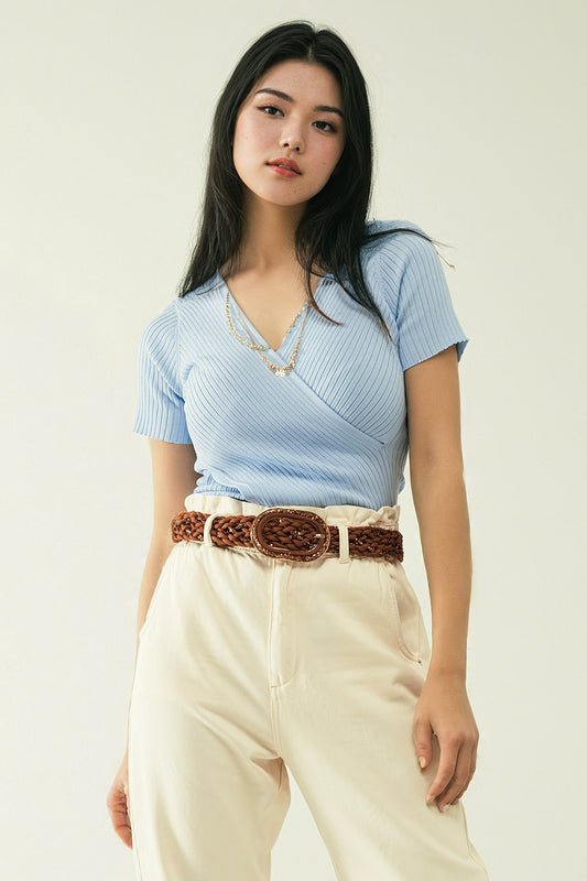 Q2 Sueter azul con la parte delantera cruzada y cuello en V