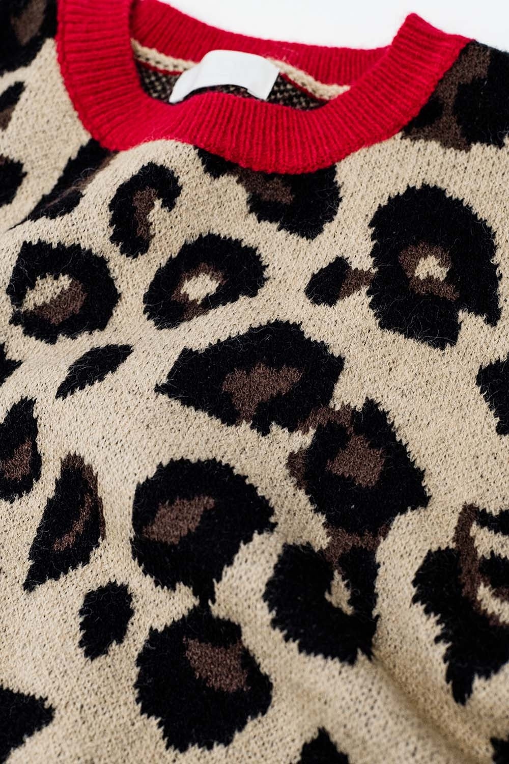 Suéter de leopardo con detalle rojo en el cuello y las mangas Q2