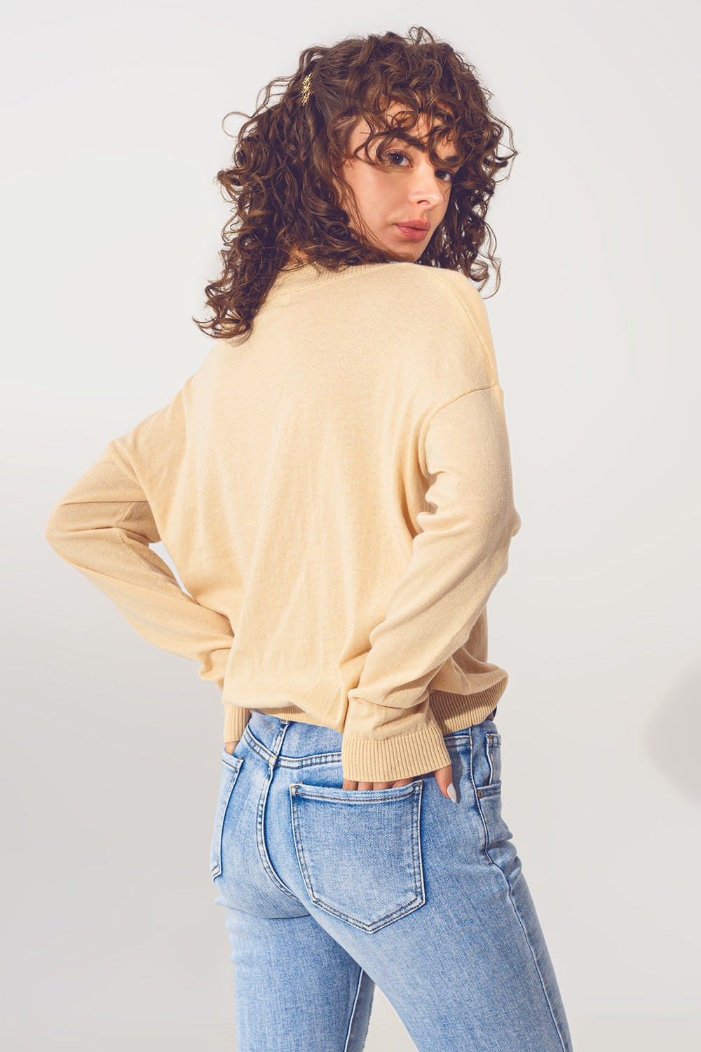 Sueter de punto fino en beige de pico amplio Q2