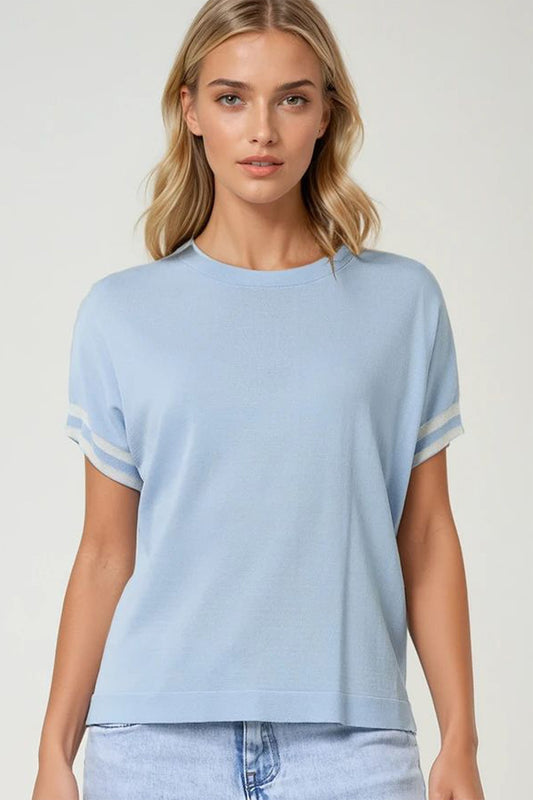 Q2 Suéter en azul bebé con detalle de contraste blanco