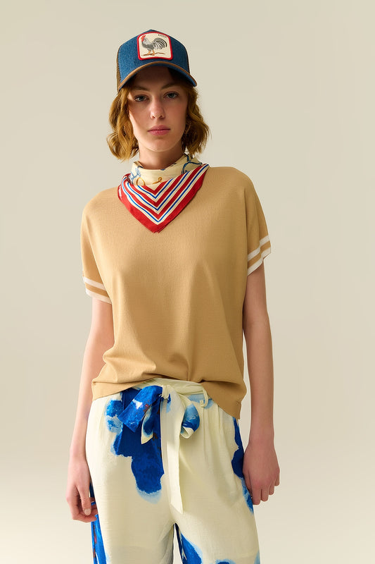 Q2 Suéter en color camel con detalle de contraste blanco