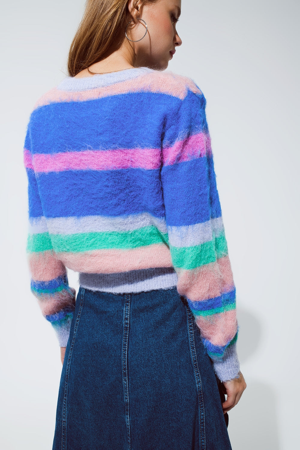 Suéter multicolor con rayas en rosa y azules Q2