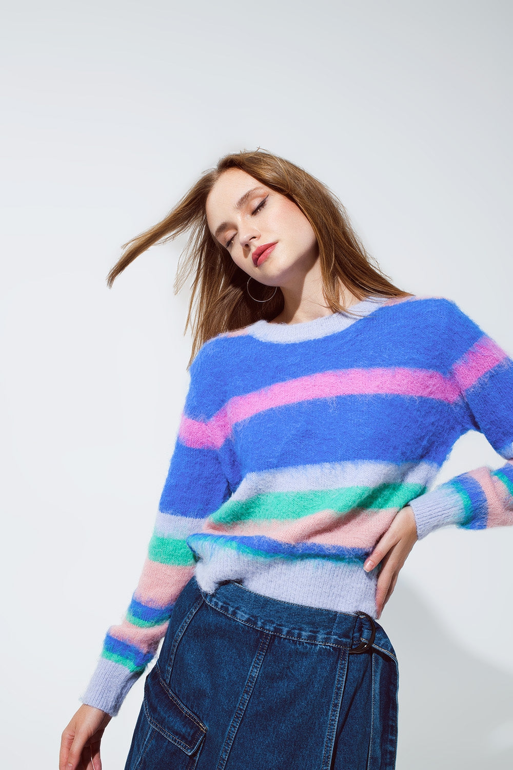 Suéter multicolor con rayas en rosa y azules Q2
