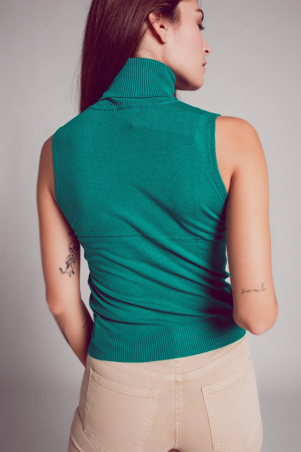 sueter sin mangas cuello alto en verde Q2
