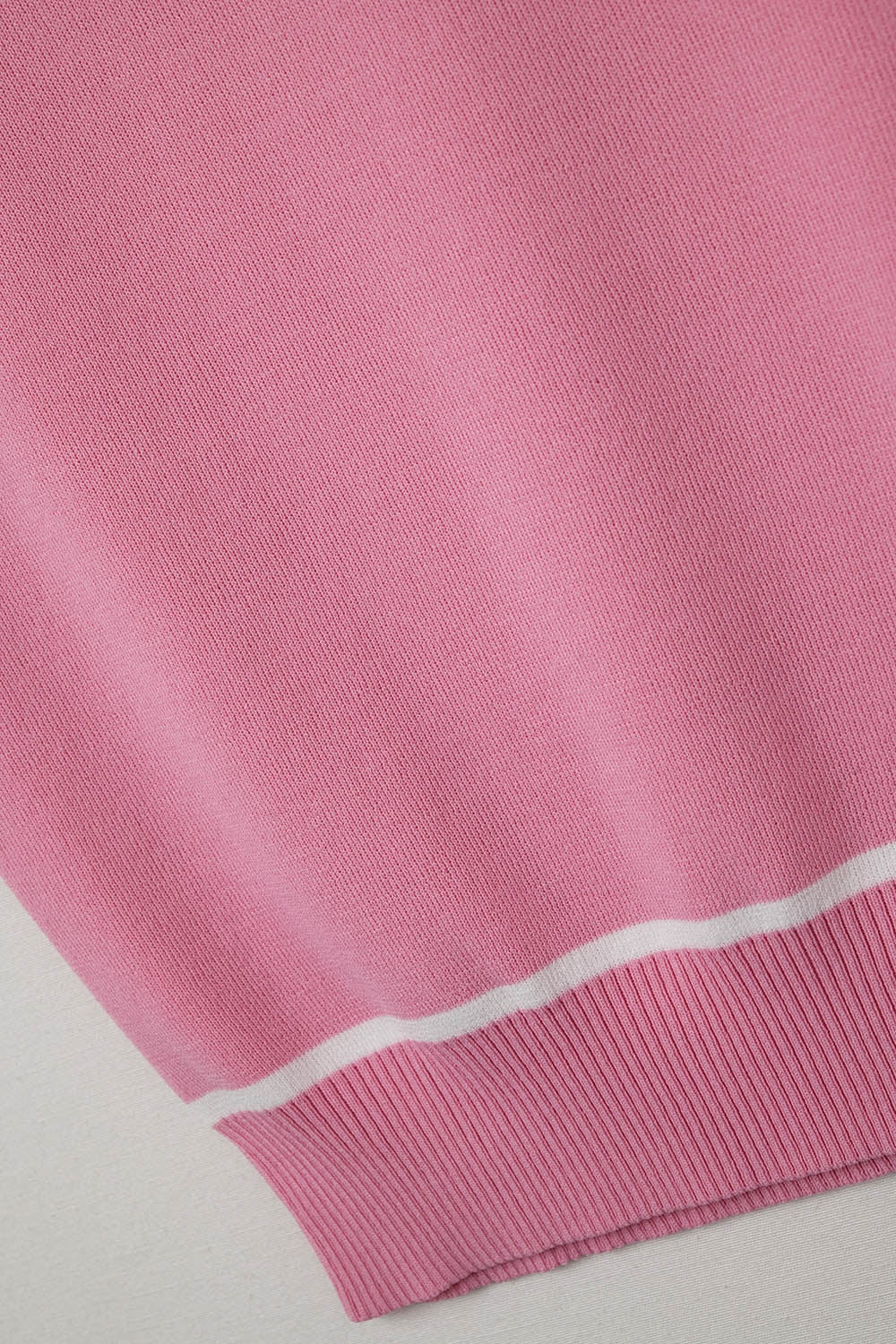 Suéter sin mangas en rosa con líneas blancas de detalle Q2