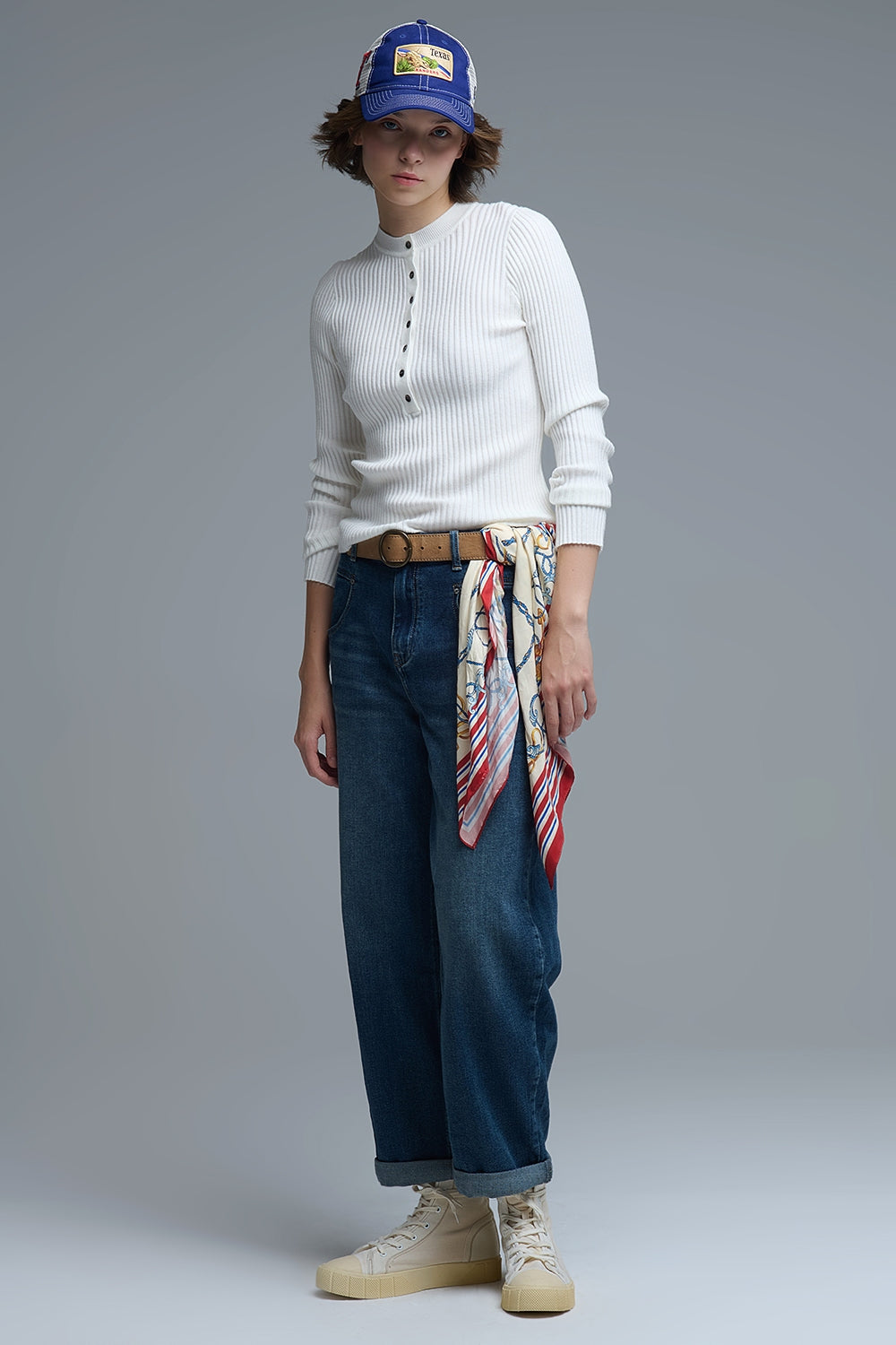 Suéter tipo Henley acanalado de manga larga en blanco Q2