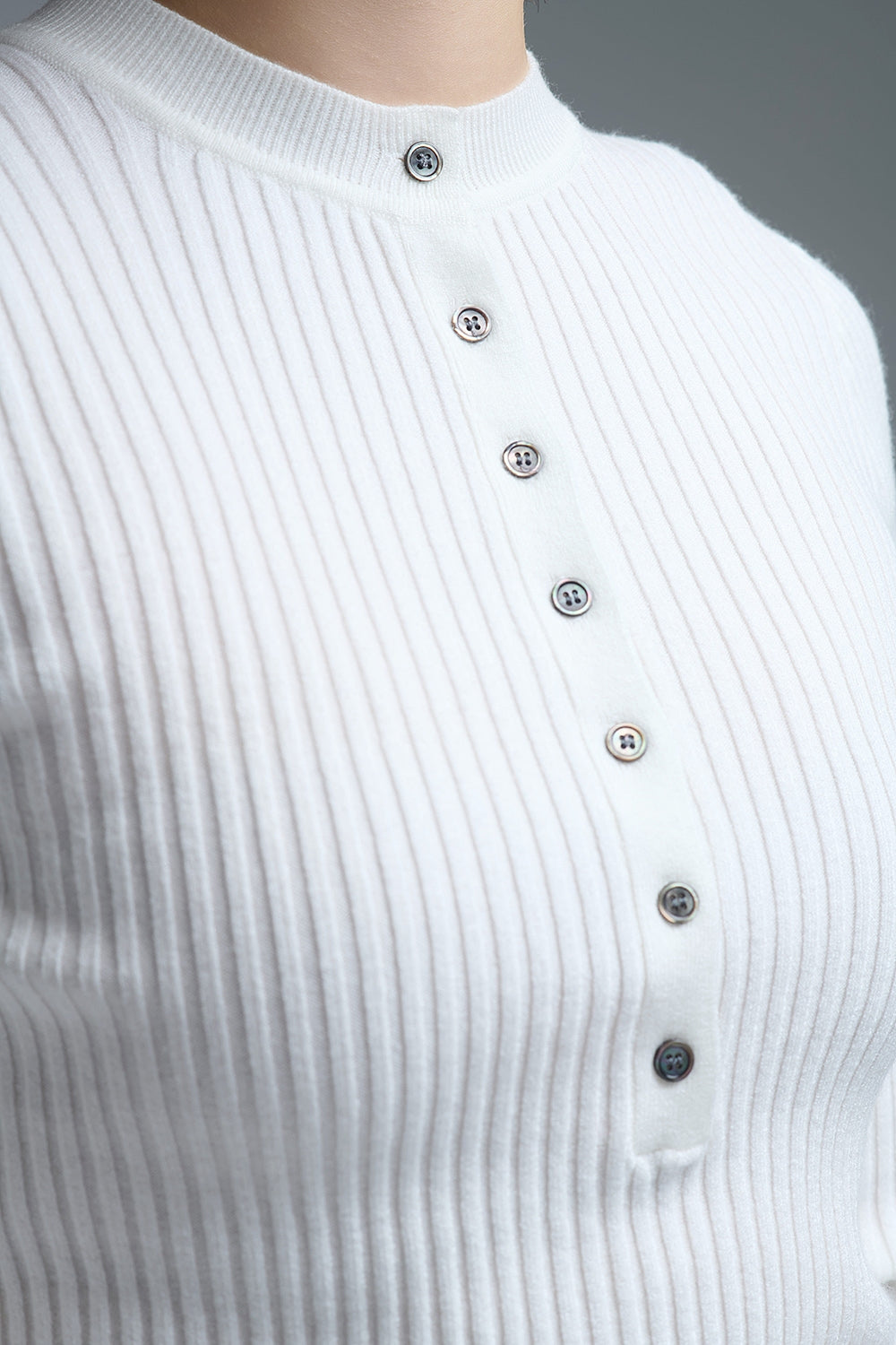 Suéter tipo Henley acanalado de manga larga en blanco Q2