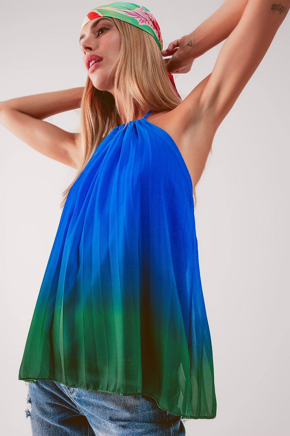 Top azul degradado plisado con cuello alto Q2