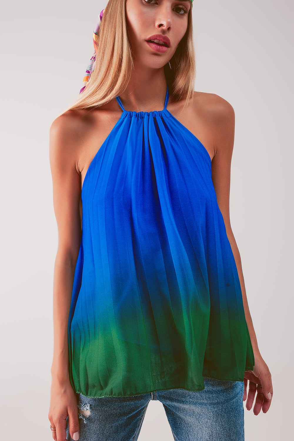 Top azul degradado plisado con cuello alto Q2