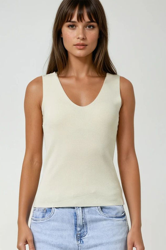 Q2 Top beige sin mangas de punto fino con cuello en V