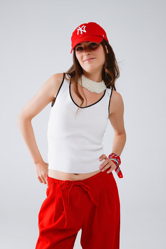 Q2 Top blanco sin mangas con cuello redondo y ribete negro