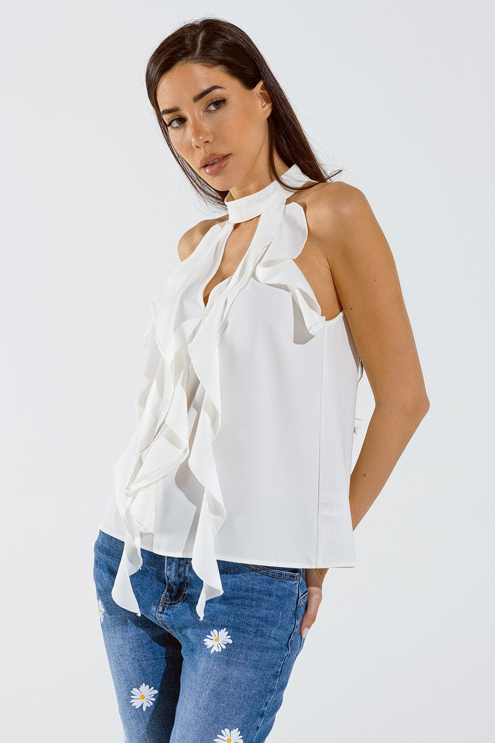 Top blanco sin mangas con detalles de volantes y cuello alto Q2