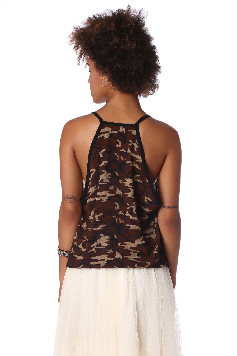 Top con bajo asimétrico y estampado camuflaje marron Q2