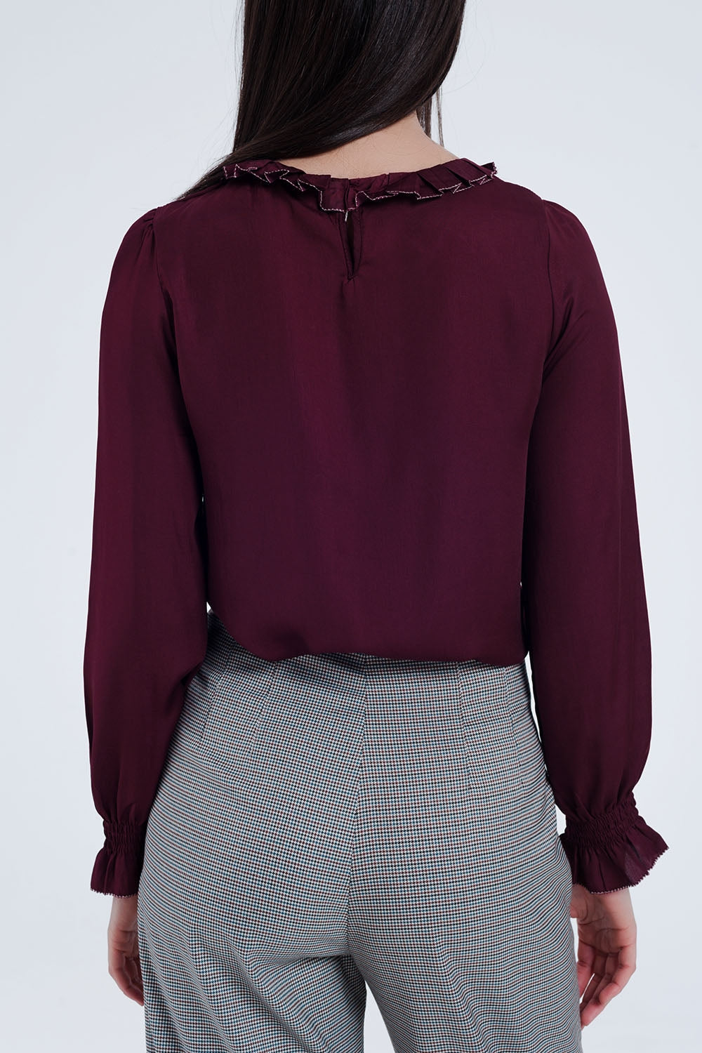 Top con detalle de cuello subido con volantes en granate Q2