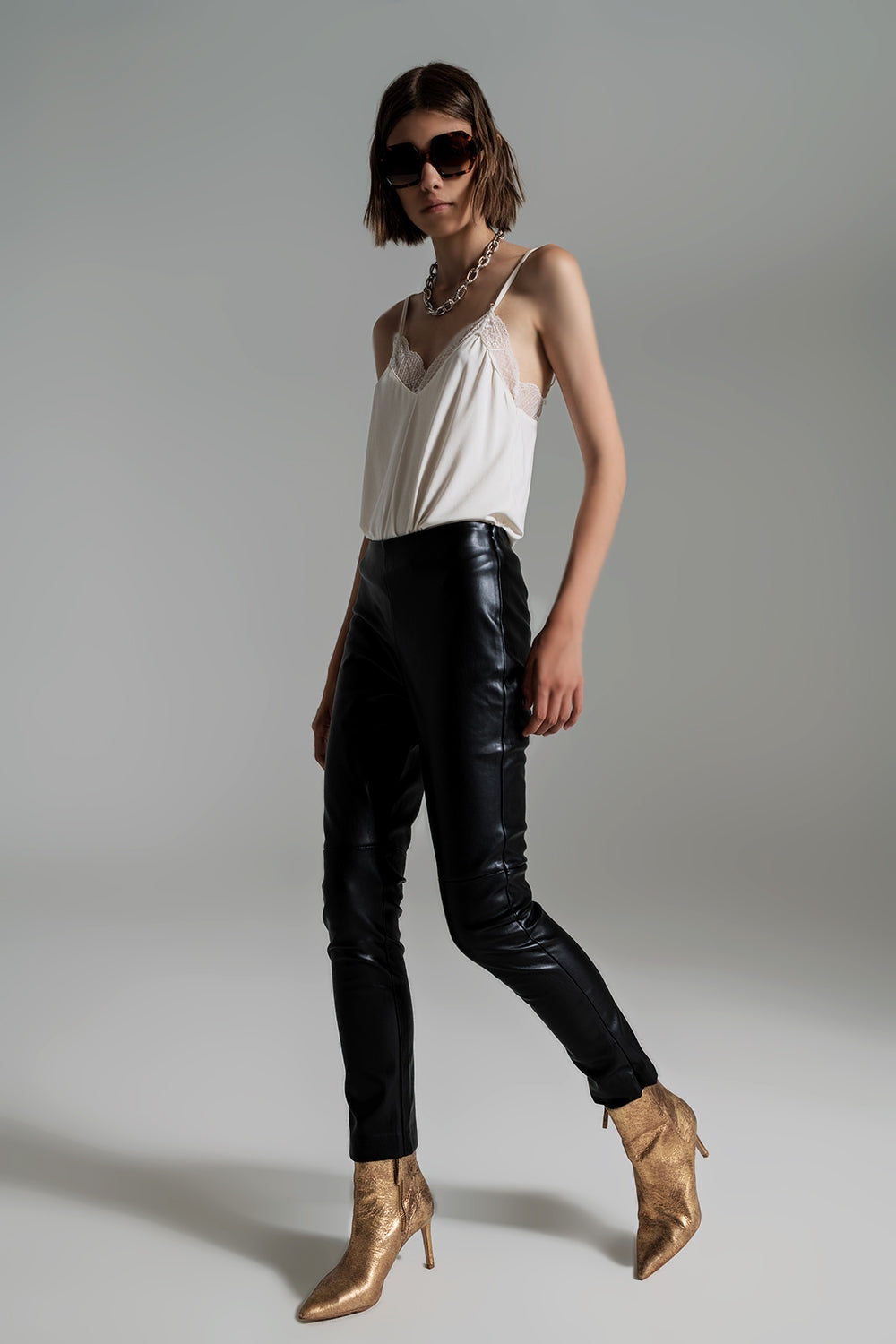 Top con detalle de encaje en color crema Q2