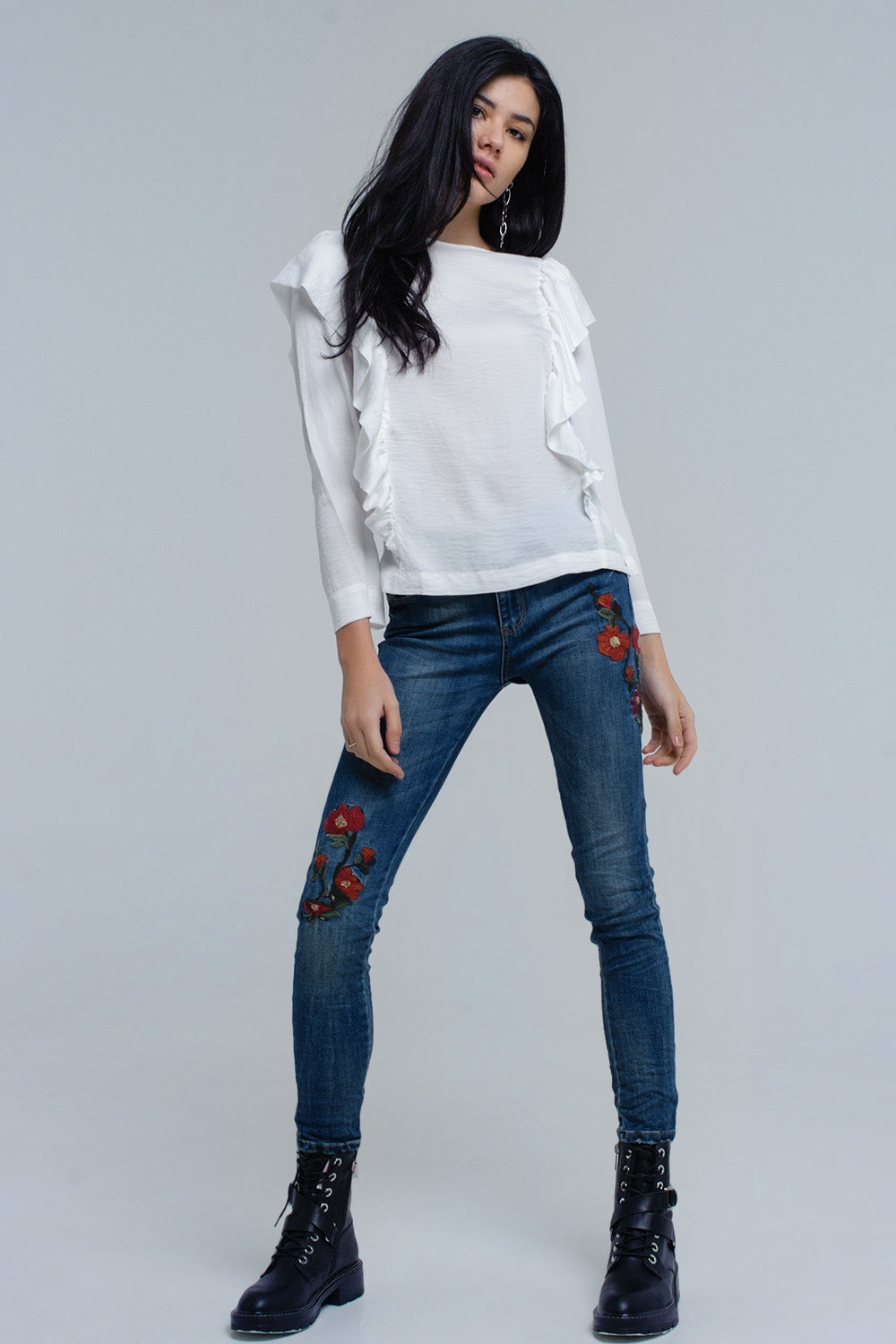 Top con detalle de volantes en crema Q2