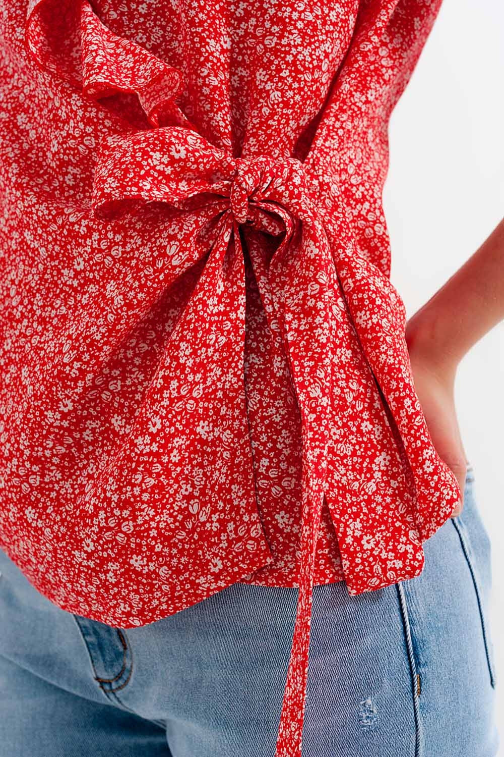 Top con diseño cruzado y estampado de flores en rojo Q2