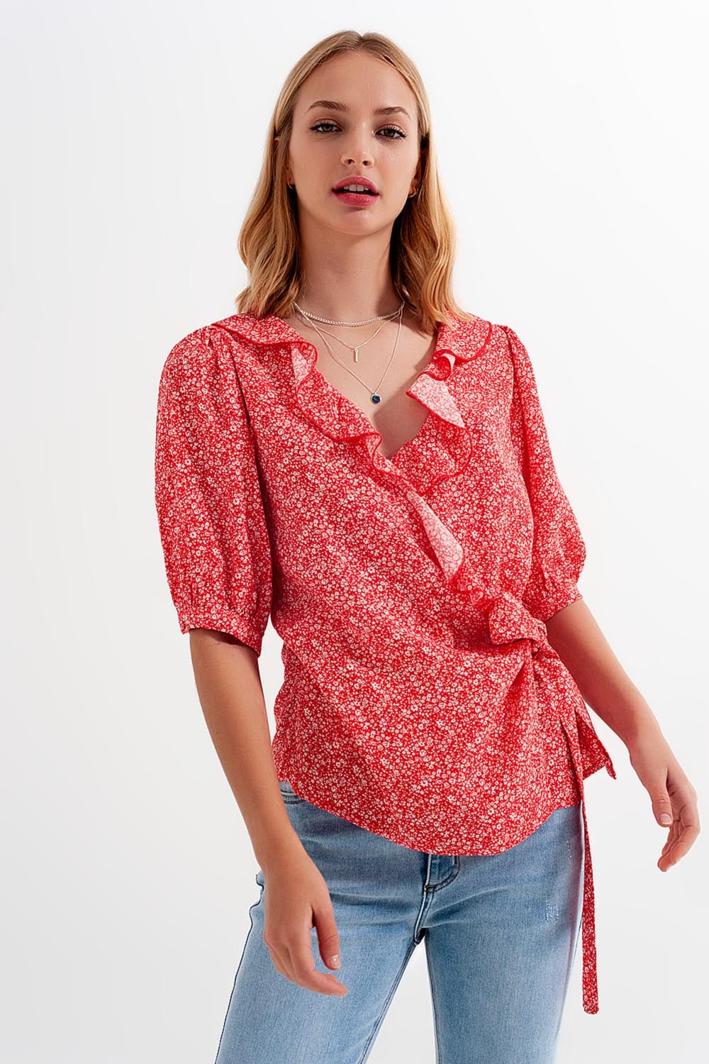 Top con diseño cruzado y estampado de flores en rojo Q2