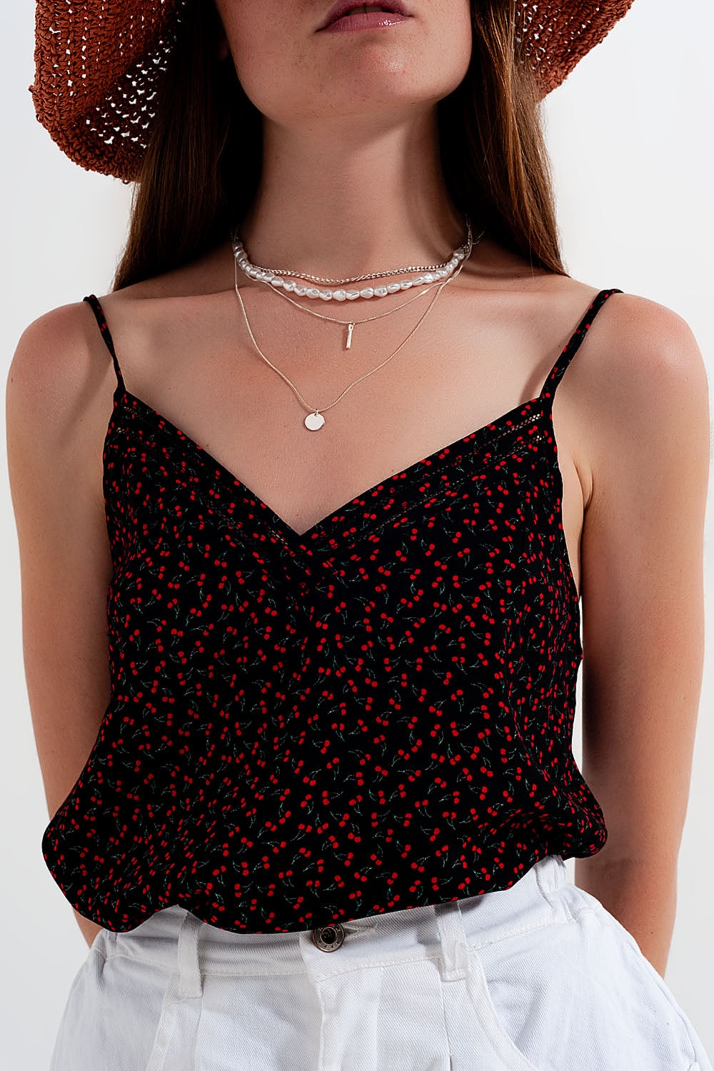 Top con estampado de cerezas en negro Q2