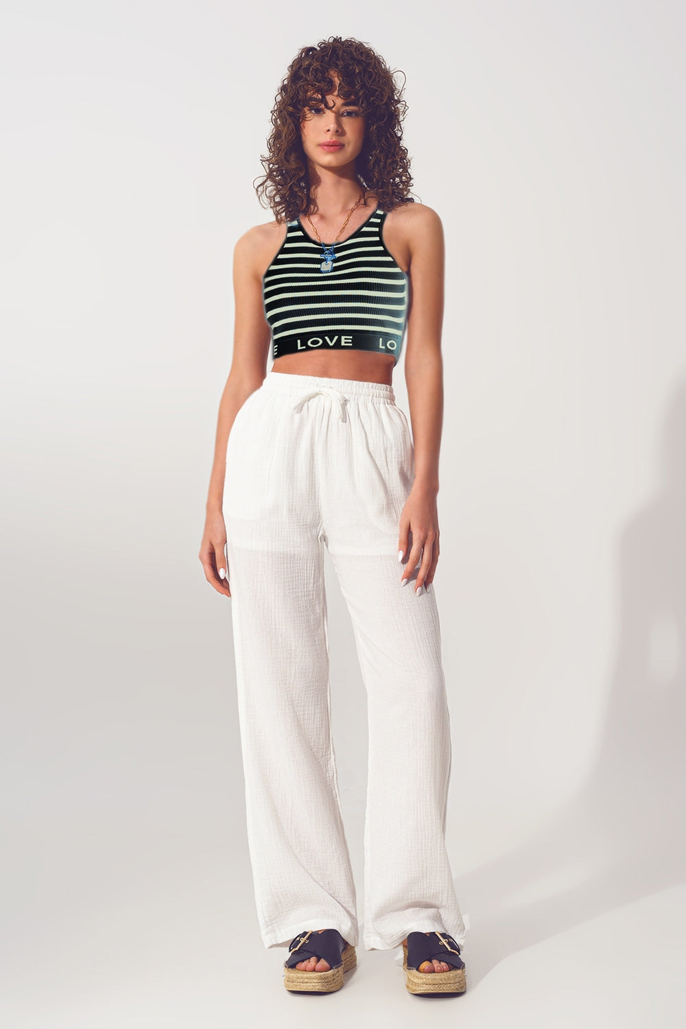 Top corto a rayas con texto Love en negro y beige Q2