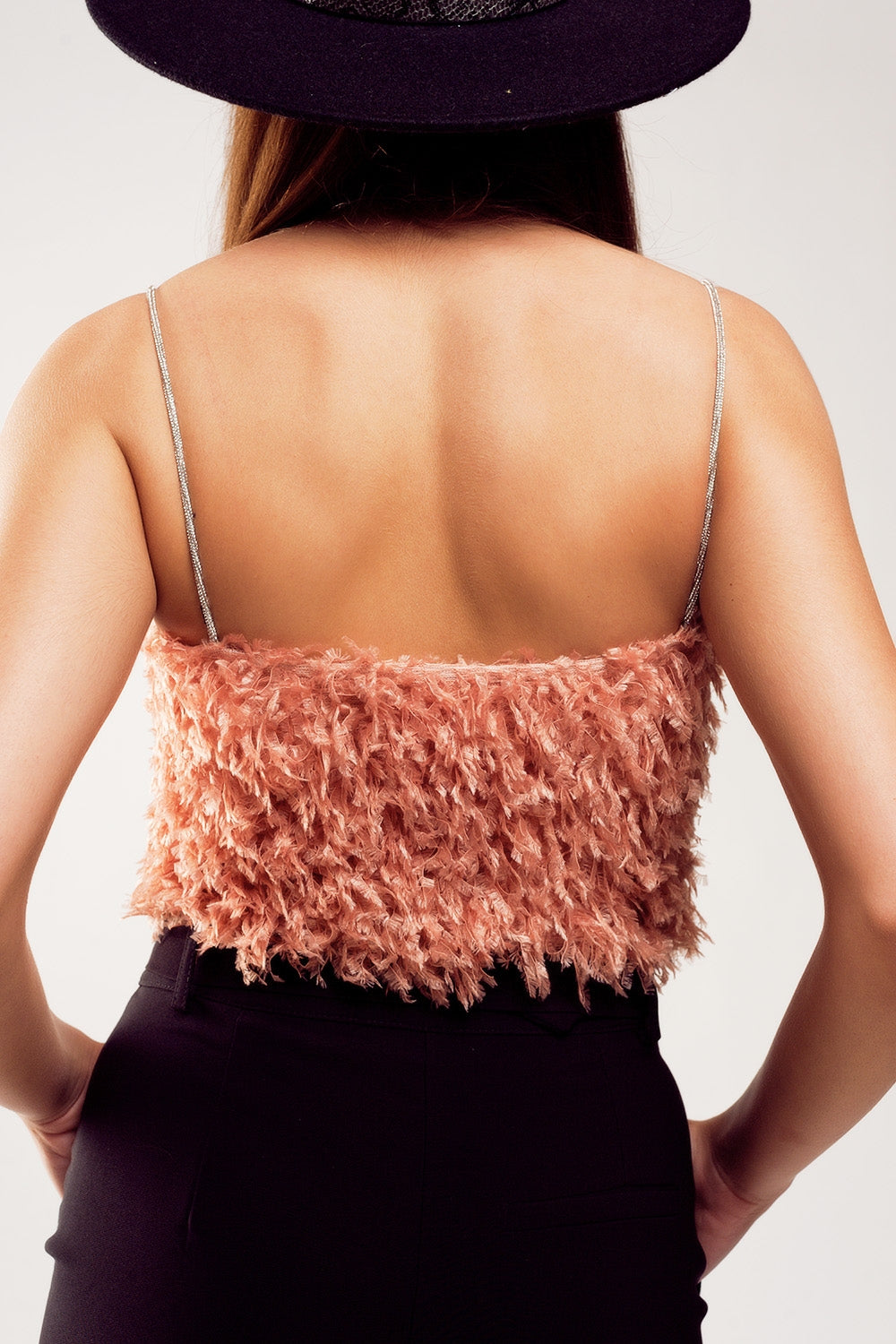 Top corto color rosa de tirantes de plumas sintéticas Q2