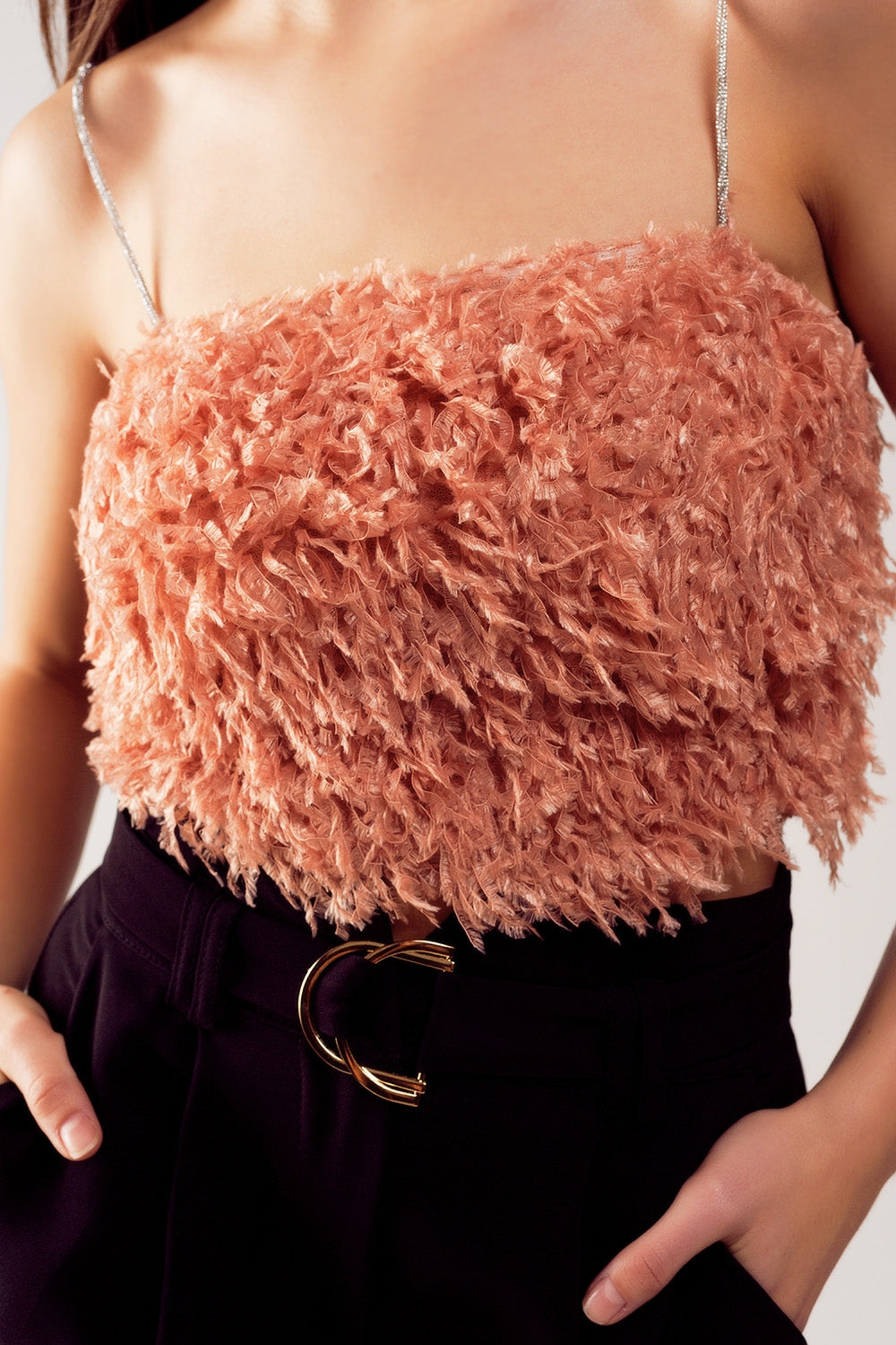 Top corto color rosa de tirantes de plumas sintéticas Q2