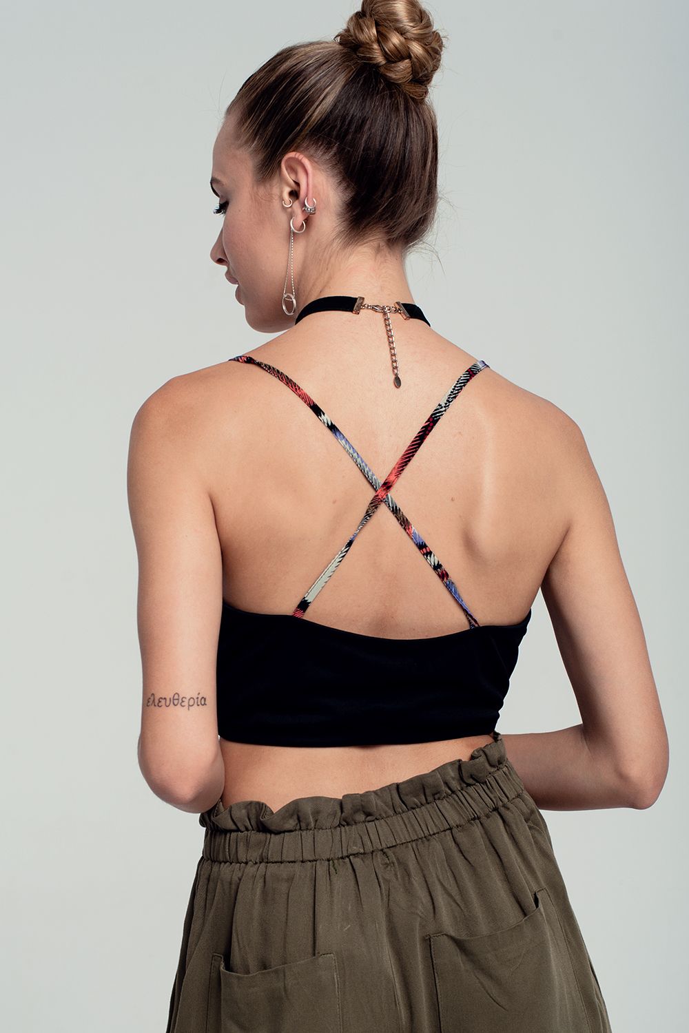 Top corto con diseño cruzado y estampado tribal en rojo Q2
