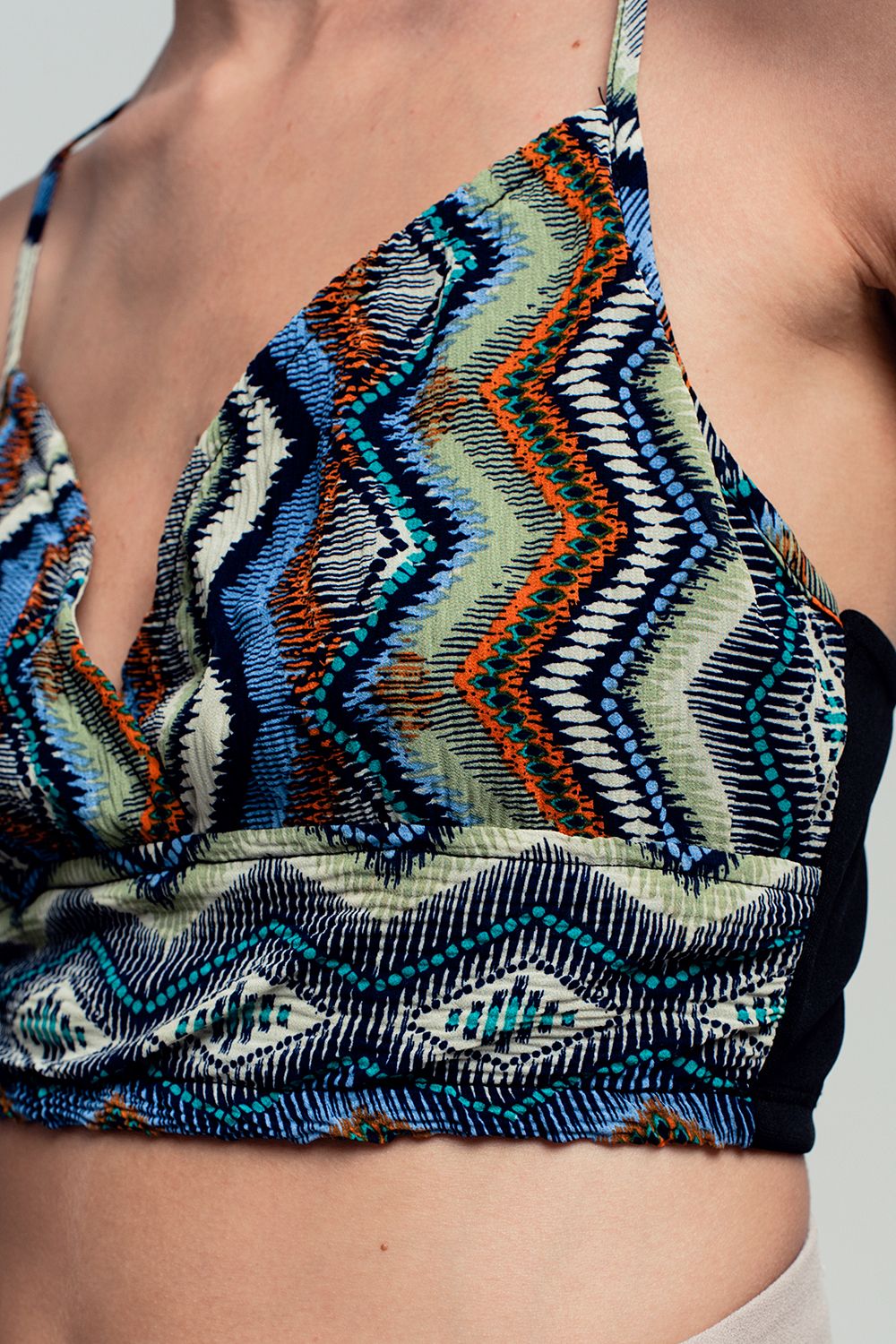 Top corto con diseño cruzado y estampado tribal en verde Q2