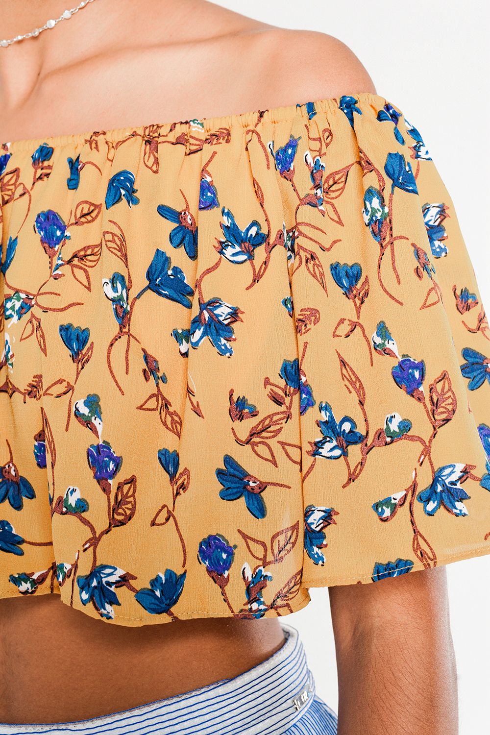 Top corto con estampado floral en mostaza Q2