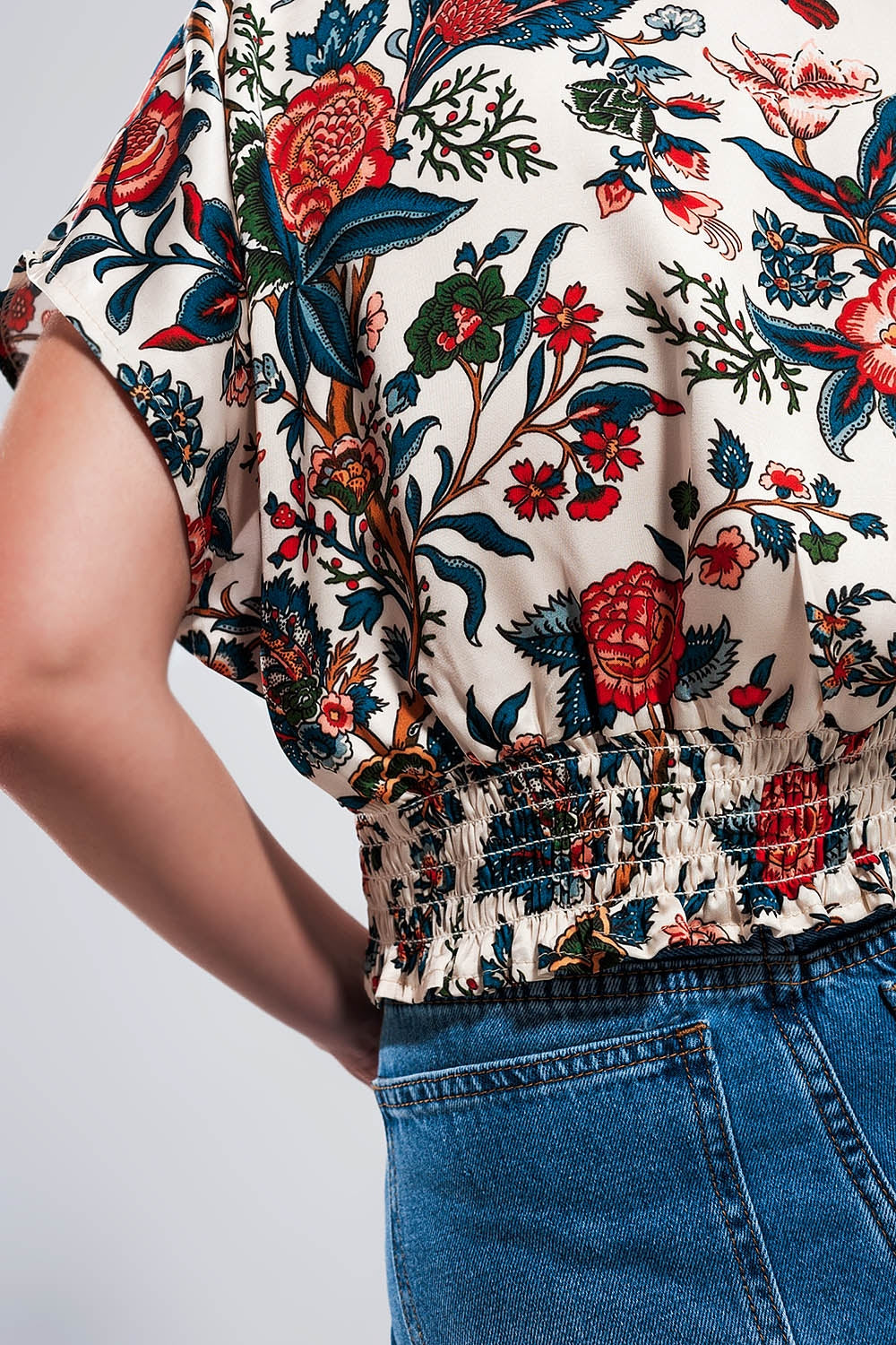 Top corto con estampado paisley beige Q2
