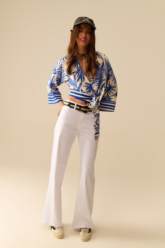 Top corto cruzado con estampado tropical en azul Q2